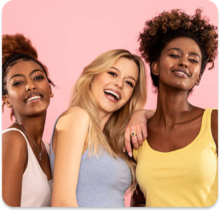 imagen de conocenos mostrando a 3 chicas con un fondo rosa